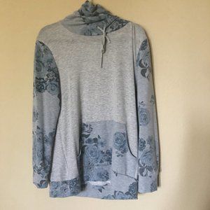Lightweight floral turtleneck sweatshirt.